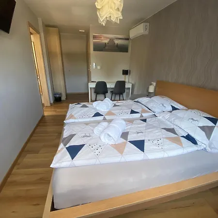 Oazis Panzio Nocleg ze śniadaniem Gyenesdiás